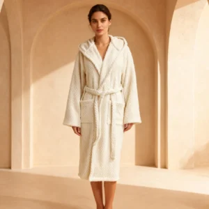 Kabartmalı Dokulu Kapüşonlu Bornoz